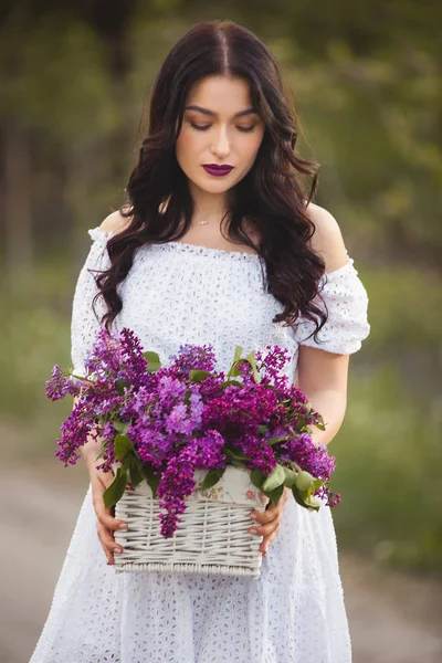 Giovane Donna Bruna Abito Romantico Bianco Trucco Luminoso Con Bouquet — Foto Stock