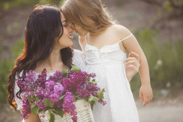 Ung vacker mor och lilla dotter att ha roligt tillsammans. — Stockfoto
