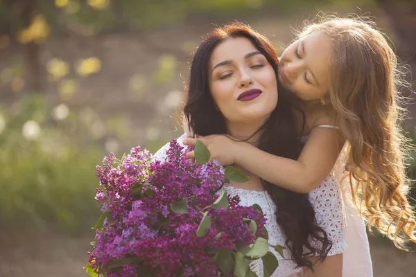 Young beautiful mother and little daughter having fun together. — Stock Photo, Image