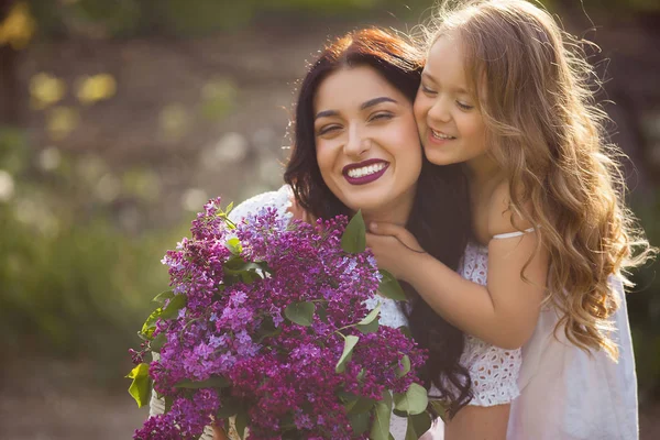 Молодая красивая мать и маленькая дочь веселятся вместе . — стоковое фото