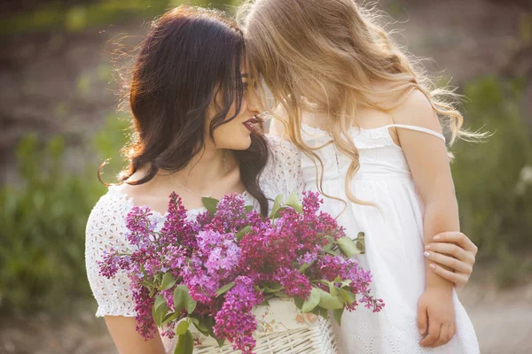 Ung vacker mor och lilla dotter att ha roligt tillsammans. — Stockfoto