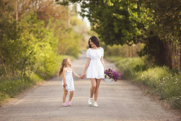 Jeune belle mère et petite fille s'amusent ensemble . — Photo