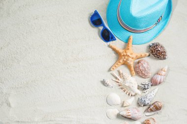 Deniz kum çocuğun şeyler. Kabukları, şapka ve güneş gözlüğü düz s