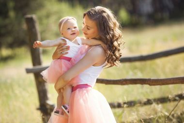 Genç anne ile onun küçük bebek açık havada güzel. Güzel wom