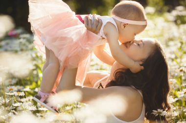 Genç anne ile onun küçük bebek açık havada güzel. Güzel wom