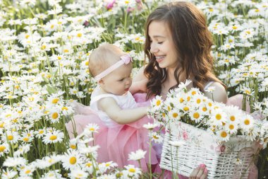 Genç anne ile onun küçük bebek açık havada güzel. Güzel wom