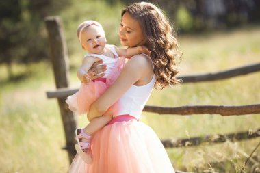 Genç anne ile onun küçük bebek açık havada güzel. Güzel wom