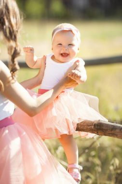 Genç anne ile onun küçük bebek açık havada güzel. Güzel wom