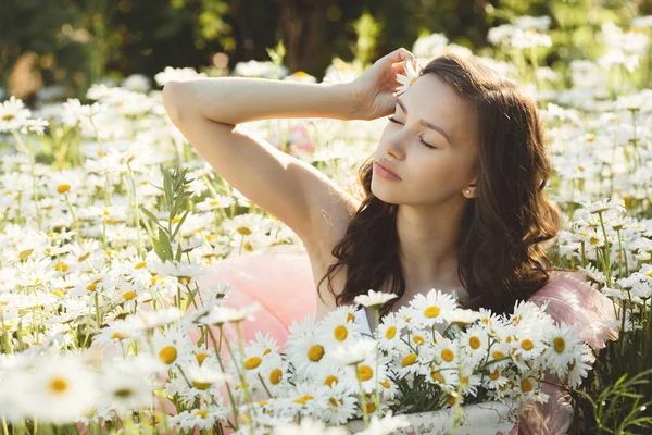 Belle femme dans le champ de camomille en été. Jolie fille wi — Photo