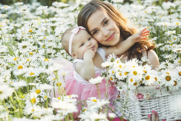Fiatal szép anya, a kis baba a szabadban. Gyönyörű wom — Stock Fotó