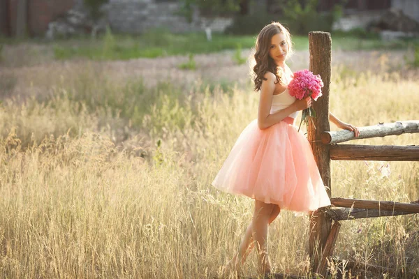 Belle jeune fille avec des pions sur la nature otdoors au soleil — Photo