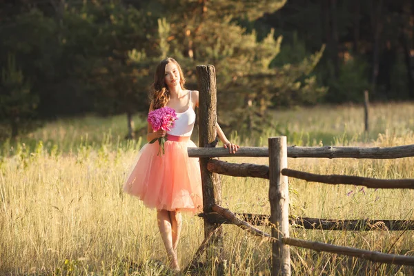 Belle jeune fille avec des pions sur la nature otdoors au soleil — Photo