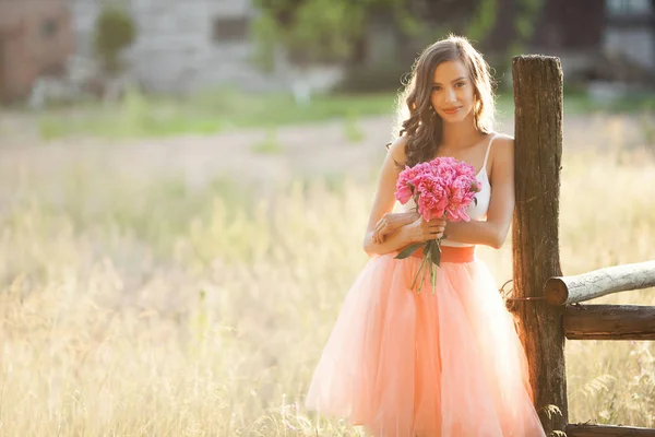 Belle jeune fille avec des pions sur la nature otdoors au soleil — Photo