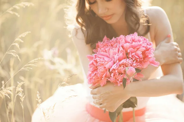 Belle jeune fille avec des pions sur la nature otdoors au soleil — Photo