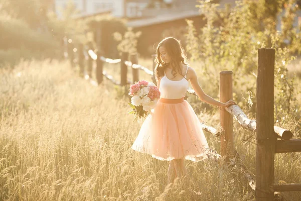 Menina bonita com piões na natureza otdoors no sol — Fotografia de Stock
