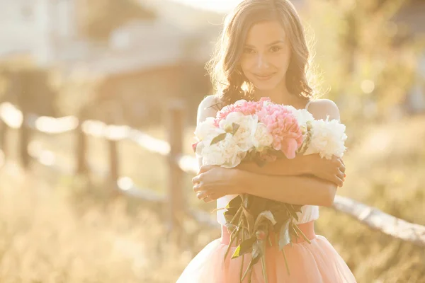 Belle jeune fille avec des pions sur la nature otdoors au soleil — Photo