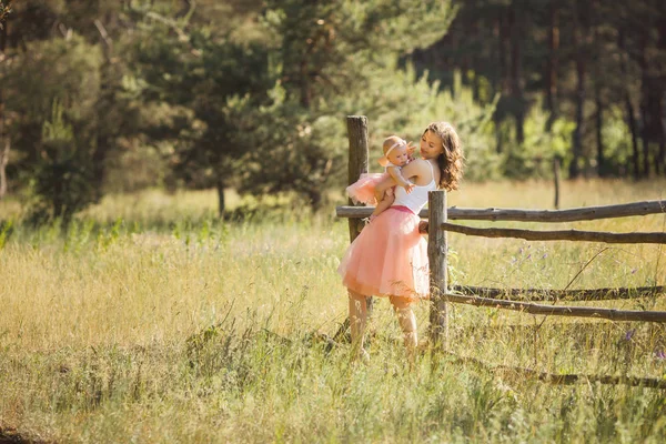 Jeune jolie mère avec son petit bébé à l'extérieur. Belle wom — Photo