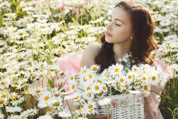 Belle femme dans le champ de camomille en été. Jolie fille wi — Photo