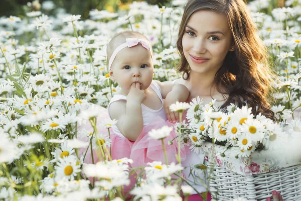 Genç anne ile onun küçük bebek açık havada güzel. Güzel wom