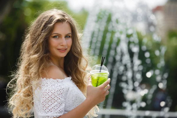 Genç bir güzel çekici kadın açık havada s portresi