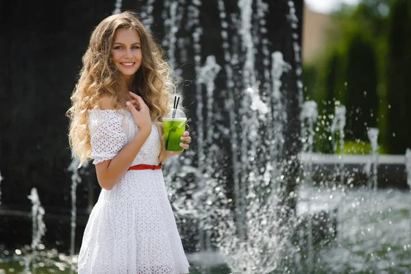 Genç bir güzel çekici kadın açık havada s portresi