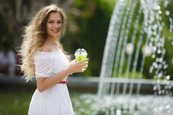 Genç bir güzel çekici kadın açık havada s portresi