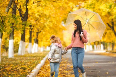 Neşeli anne ve küçük kızı 