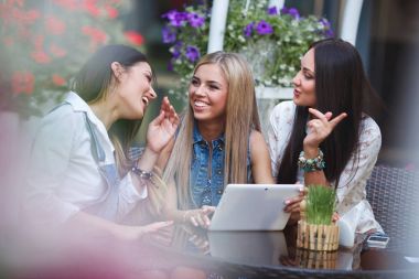 Neşeli kız çizgi alışveriş yapma.  