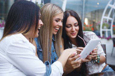 Neşeli kız çizgi alışveriş yapma.  