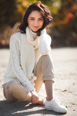 Çok güzel bir genç kadın  