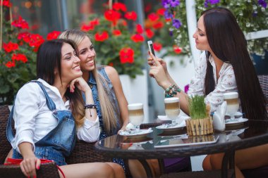 Grup selfie fotoğraf yapma kız 