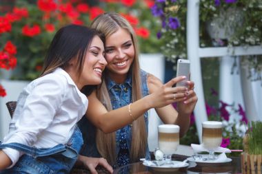 Grup selfie fotoğraf mobil kameraya yapma kız  