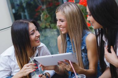 Neşeli kız çizgi alışveriş yapma.  