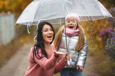 Neşeli anne ve küçük kızı 
