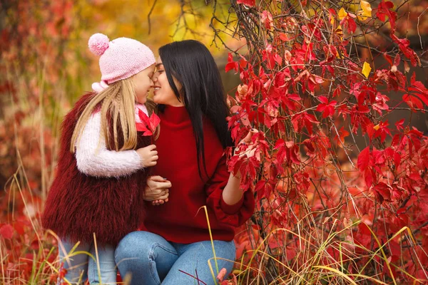 Mãe alegre e sua filhinha — Fotografia de Stock