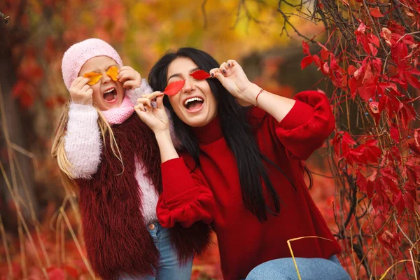 Mãe alegre e sua filhinha — Fotografia de Stock