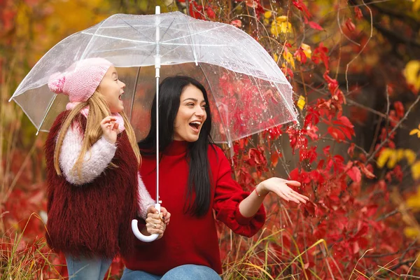 Allegro madre e la sua piccola figlia — Foto Stock