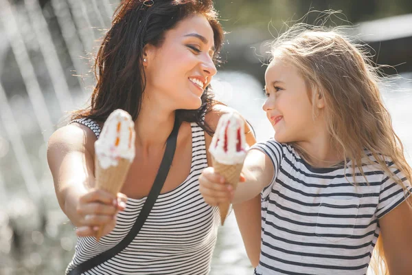 Jeune jolie mère et sa fille — Photo