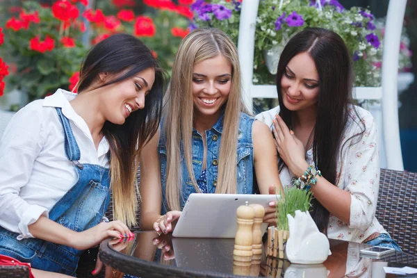 Alegres namoradas fazendo compras on-line . — Fotografia de Stock