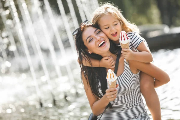 Young pretty mother and her daughter — Stock Photo, Image