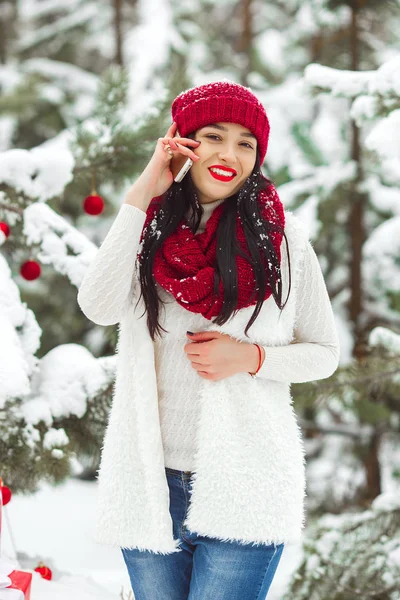 Pretty woman talking on a mobile phone — Stock Photo, Image