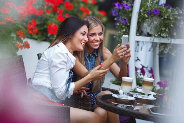 Group of girlfriends making a selfie photo at the mobile camera — Stock Photo, Image