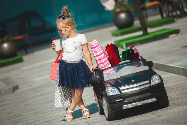 Pequena menina bonita — Fotografia de Stock