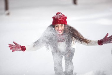 Kış arka planında güzel bir kadının portresi..  
