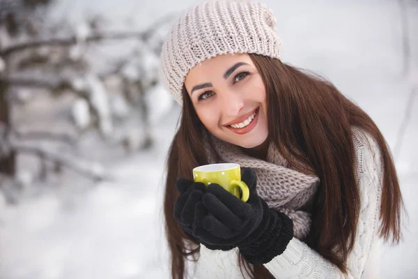 Mooi meisje in het bos in de winter achtergrond — Stockfoto