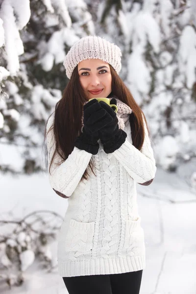 Красивая девушка в лесу на зимнем фоне — стоковое фото