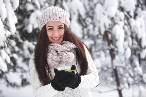 Pretty girl in the woods in winter background — Stock Photo, Image