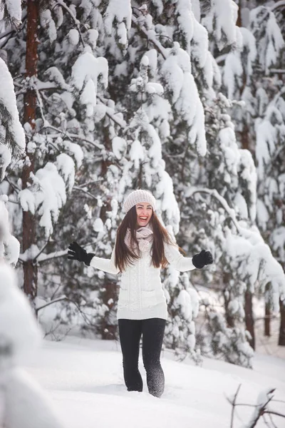 Счастливая женщина на зимнем фоне . — стоковое фото