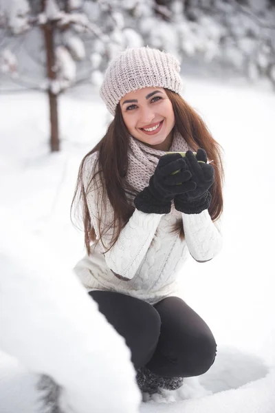 Mooi meisje in het bos in de winter achtergrond — Stockfoto