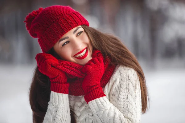 Portret pięknej kobiety na tle zimowym. — Zdjęcie stockowe